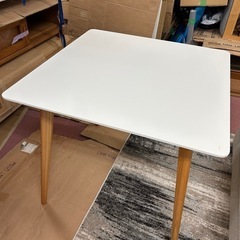おしゃれな二人掛けダイニングテーブルの画像