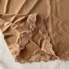 【美品！】ワコール パルファージ 刺繍付きベージュスリップ(ま02)の画像