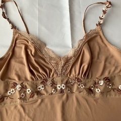 【美品！】ワコール パルファージ 刺繍付きベージュスリップ(ま02)の画像