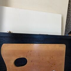 油絵具、イーゼル、画材の画像
