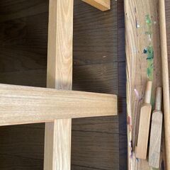 油絵具、イーゼル、画材の画像