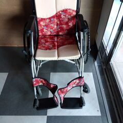 お洒落な車椅子の画像
