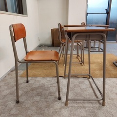 小学生高学年以上向けの机と椅子のセットの画像
