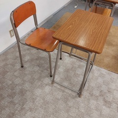 小学生高学年以上向けの机と椅子のセットの画像