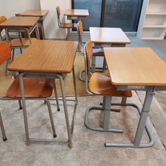 小学生高学年以上向けの机と椅子のセットの画像