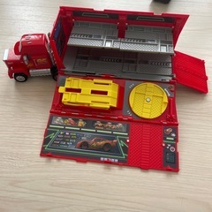 トミカ カーズ ピットに変形! トレーラー マックの画像