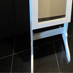収納付きスタンドミラーの画像