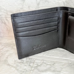ブラック本革　メンズ二つ折り財布　コンパクト　高級感　年齢層幅広く　カード収納 軽量 スキミング防止の画像