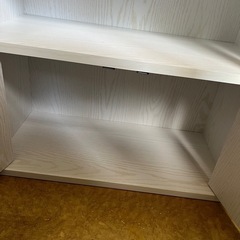 シンプルなロータイプ食器棚の画像