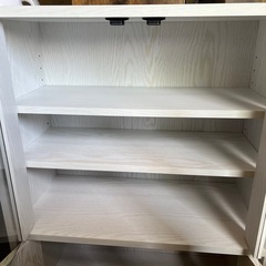シンプルなロータイプ食器棚の画像