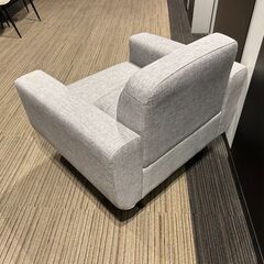 【展示品・未使用品】1人掛けソファ ワイドソファ 天然木脚 ファブリック💳自社配送時🌟代引き可💳※現金、クレジット、スマホ決済対応※【送料に設置込】の画像