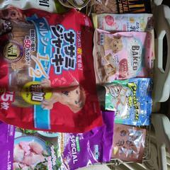 ドッグフードとおやつ詰め合わせの画像
