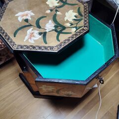 アンティーク風　引き出し棚と陶器照明のセットの画像