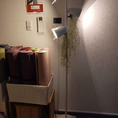 白いスタンドライト三灯LED の画像