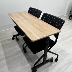 【ほぼ新品・美品】MAX７台あります！会議用テーブル　スタッキングテーブル　長机の画像