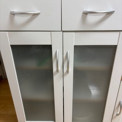 【在庫処分】キッチン収納 食器棚 ホワイト スライド棚 コンセント付き曇りガラスの画像