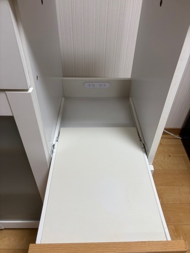 【在庫処分】キッチン収納 食器棚 ホワイト スライド棚 コンセント付き曇りガラス