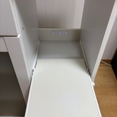 【在庫処分】キッチン収納 食器棚 ホワイト スライド棚 コンセント付き曇りガラスの画像