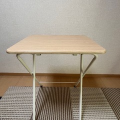 折りたたみテーブルの画像