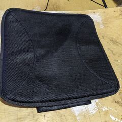 ３１日本日五時までに受領できるひと限定　 通気性座布団黒色　（未使用に近い品)の画像