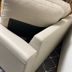 決まりました。ほぼ新品　コンパクト　2人掛けソファー　革　グレーアイボリー　の画像