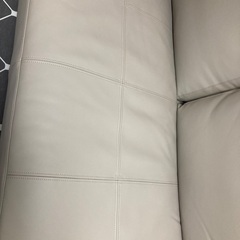 決まりました。ほぼ新品　コンパクト　2人掛けソファー　革　グレーアイボリー　の画像