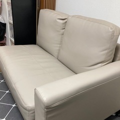 決まりました。ほぼ新品　コンパクト　2人掛けソファー　革　グレーアイボリー　の画像