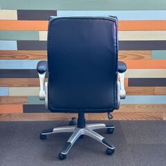 店頭引き渡し 中古 レザー オフィスチェア 椅子 キャスター付き ブラック 家具の画像