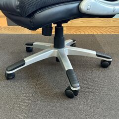 店頭引き渡し 中古 レザー オフィスチェア 椅子 キャスター付き ブラック 家具の画像