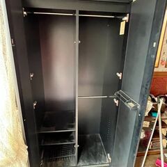 【無償でお譲りします】木製の衣類収納タンス（前面に鏡付き）の画像