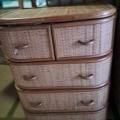 籐製のタンスの画像