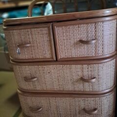 籐製のタンスの画像