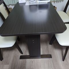 【お引き取り決定済み】中古　ダイニングテーブル (ニトリ)とチェアの画像