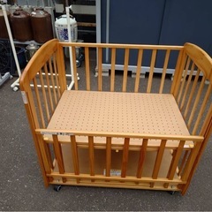 ● カトージ KATOJI  ベビーベッド ナチュラルカラー 木製  コンパクトサイズ W940 ×D660×H915mm 開閉式 下段収納 中古 ③の画像