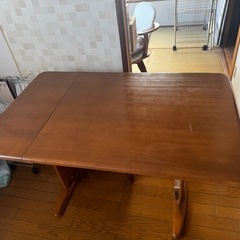 ダイニングテーブルとイスの画像