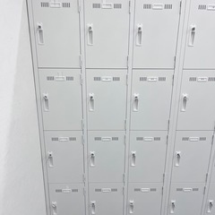 【格安で譲ります】１２人用ロッカーの画像