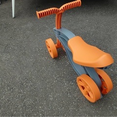 ● KIDS BIKE キッズバイク オレンジ バランスバイク 幼児用 自転車 ポップンバイク  足漕ぎ 4輪バイク キックバイク プラスチック製 中古 ③の画像