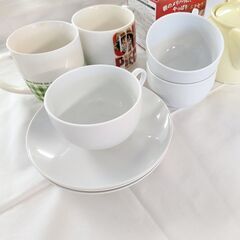 ティーカップ＆ソーサー3セット / カップ3個  / コーヒードリッパー1個 / ティーポット1個の画像