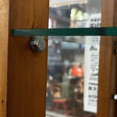 木枠のガラス棚の画像