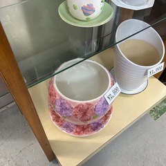 木枠のガラス棚の画像