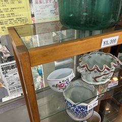 木枠のガラス棚の画像