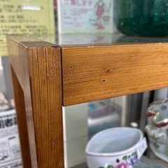 木枠のガラス棚の画像