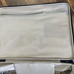 無印良品 半分の厚みで収納できるソフト キャリーケース 63L スーツケースの画像