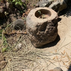 石のオブジェの画像