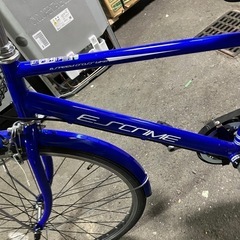 ロ 2507-808 ESCRIME 27インチクロスバイク 6段変速 ブレーキOK タイヤの空気少し抜けています カゴ・ライト付き 店頭では空気を入れることはできません 中古の画像