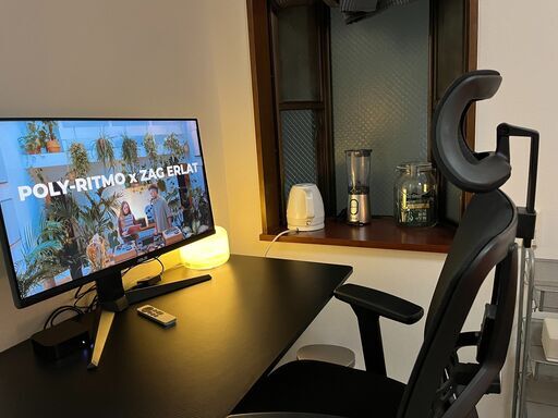 ゲーミングチェアとデスク（モニターは無し）