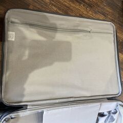 無印良品 半分の厚みで収納できるソフト キャリーケース 63L スーツケースの画像