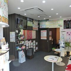 鍼灸接骨院の受付スタッフ/夕方4時間だけ。学校終わりや晩ごはん前にちょうどいい！授業後に／家事を終えて…のスキマ時間をムダなく活用！電話応対や予約管理など、簡単な受付業務が中心。週2日～OK＆扶養内・Wワークも可能だから、無理なく続けられると好評です。の画像