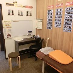 鍼灸接骨院の受付スタッフ/夕方4時間だけ。学校終わりや晩ごはん前にちょうどいい！授業後に／家事を終えて…のスキマ時間をムダなく活用！電話応対や予約管理など、簡単な受付業務が中心。週2日～OK＆扶養内・Wワークも可能だから、無理なく続けられると好評です。の画像