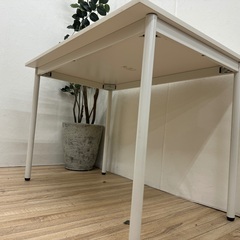 【トレファクマーケット千葉おゆみ野店】ご来店いただける方限定！大きすぎずちょうどいいサイズのミィーティングデスクのご紹介です！の画像